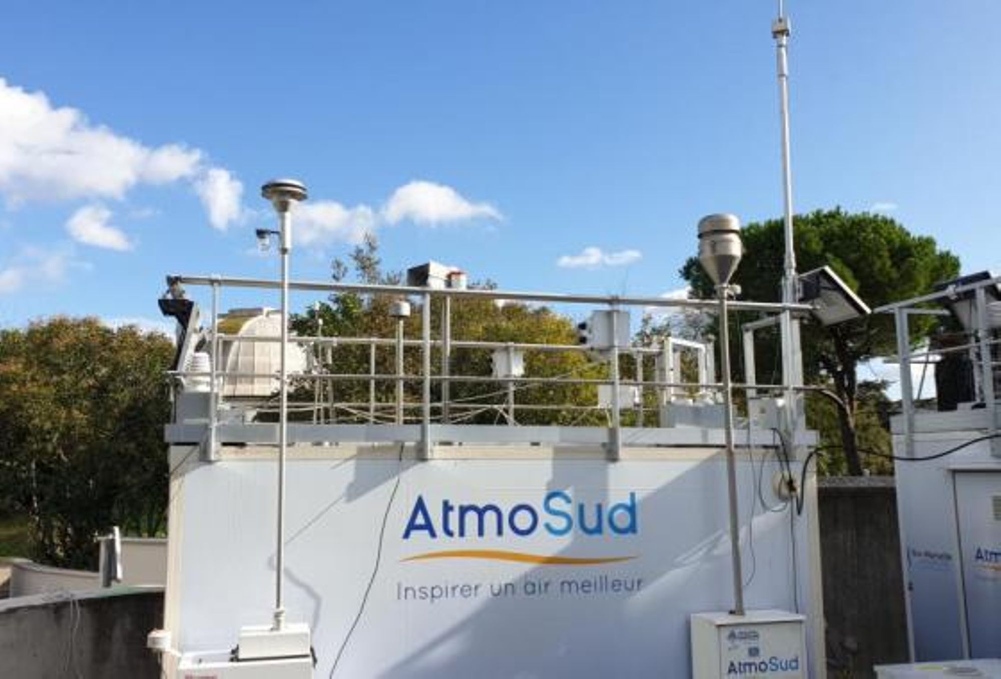 Surveillance de la qualité de l'air dans les communes : utilisation de capteurs et biosurveillance